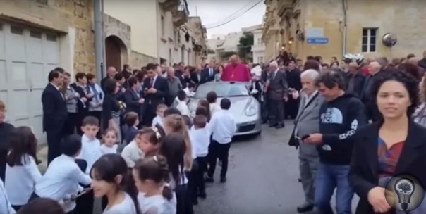 Странная традиция Мальты - автомобиль, запряженный детьми.