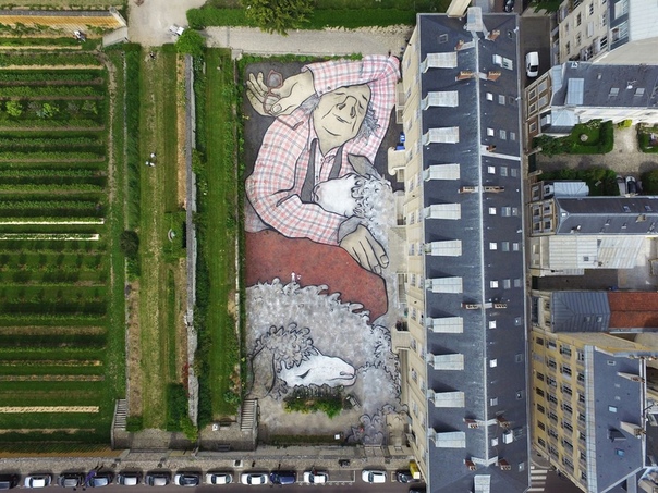 Французский арт-дуэт Ella & Pitr изображает спящих гигантов на крышах домов и улицах Французский дуэт художников, известный как Ella & Pitr, создаёт гигантские рисунки спящих персонажей на