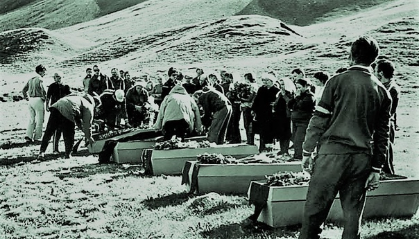 ПОКОРИТЬ ВЕРШИНУ И УМЕРЕТЬ Подробности одной из самых страшных трагедий в истории советского альпинизма могли бы остаться тайной, если бы не радиостанция, благодаря которой происходящее стало