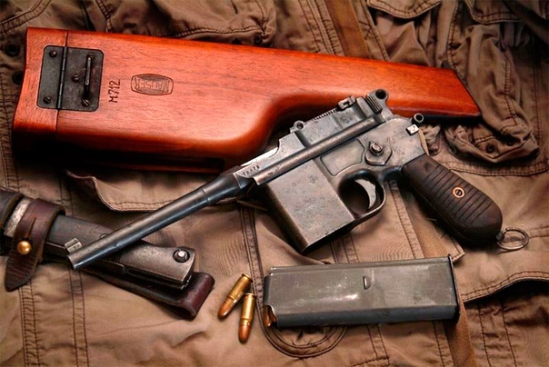 МАУЗЕР Пистолет был разработан в 1893 году братьями Федерле, которые работали на оружейной фабрике у других братьев Маузеров. Еще два года у них ушло на доработку новой модели автоматического