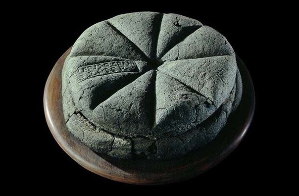 Это буханка хлеба, выпеченная около 2000 лет назад