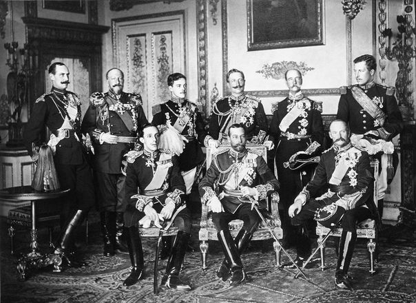 9 монархов на одной фотографии. На похороны короля Эдуарда VII в 1910 году приехали 9 монархов. Во втором ряду слева направо: король Норвегии Хокон VII, король Болгарии Фердинанд I, король