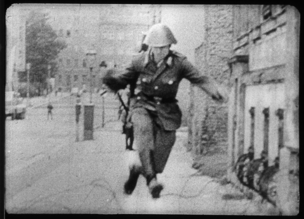 ПРЫЖОК НА ЗАПАД Один из самых известных снимков, посвященных ГДР. Пограничник Ганс Конрад Шуман перепрыгивает через Стену.Ганс Конрад Шуман родился в Чохау, недалеко от Дёбельна. В начале 1960-х
