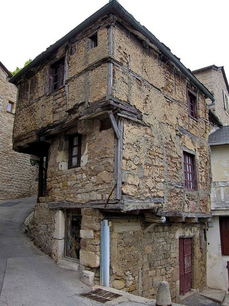 Самый старый дом в Авероне (Франция), построеный еще в 13-м веке.