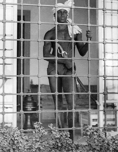 Евнух охраняет гарем (Тунис, 1931 год)