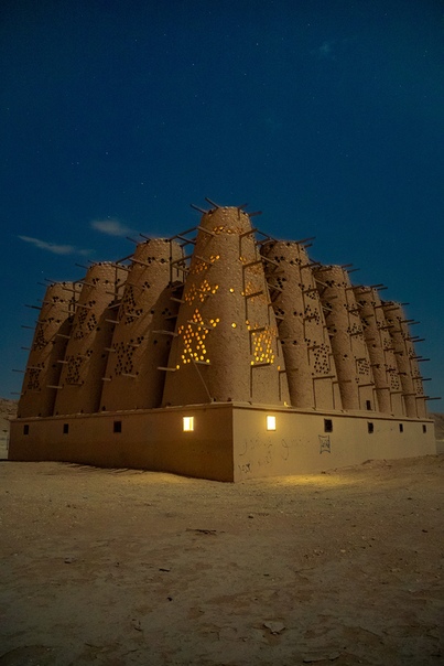 Исторические глинобитные голубиные башни, расположенные недалеко от Эр-Рияда, Саудовская Аравия Фото: Рич