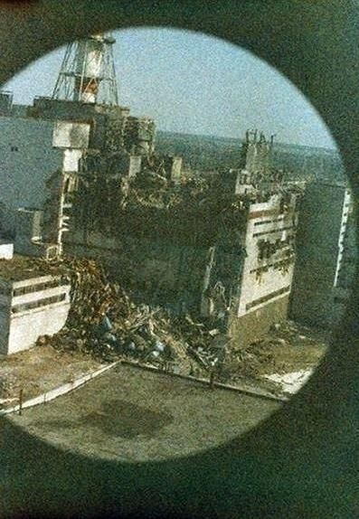 Первое фото после взрыва на Чернобыльской АЭС, снятое с вертолёта. Шумы на фото - уровень зашкаливающей