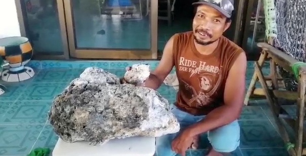 Собиратель мусора нашел амбру на 700 тысяч долларов Житель Таиланда Сурачет Чанчу прогуливался утром по пляжу в поисках мусора, который можно сдать на переработку. Но вместо пластика или стекла