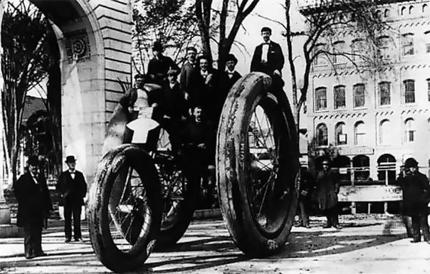 Как в 1896 году ездили на гигантских механических трехколесных велосипедах В 1896 году тот гигантский причудливый трехколесный велосипед на самом деле был создан для рекламы шин VIM фирмой