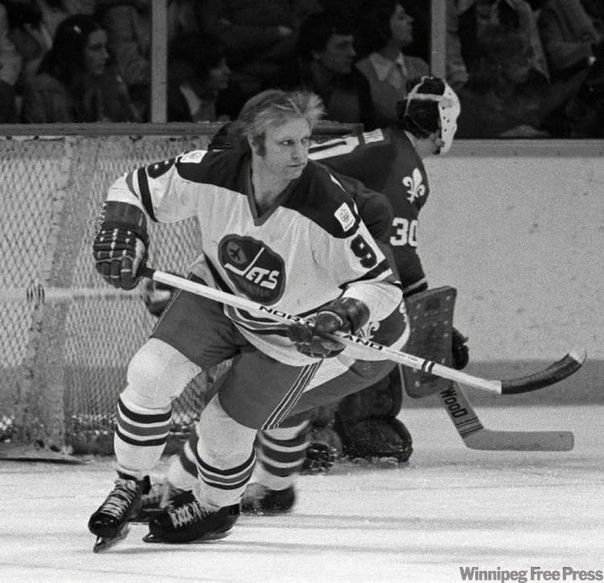 РОБЕРТ (БОББИ) МАРВИН ХАЛЛ Бобби Халл родился 3 января 1939.Мало кто знает, что спустя два года после серии со сборной Канады в 1972 году составленной из профессионалов Национальной хоккейной