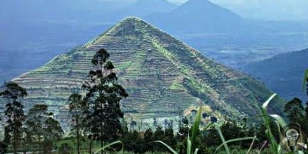 Гунунг Паданг древнейшие пирамиды Земли Индонезия представляет собой государство в Океании, протянувшееся с запада на восток почти на шесть тысяч километров и расположенное в двух полушариях.