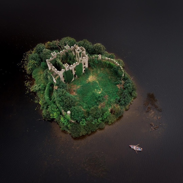 Живописные развалины замка МакДермотт на острове Касл Айленд, Ирландия