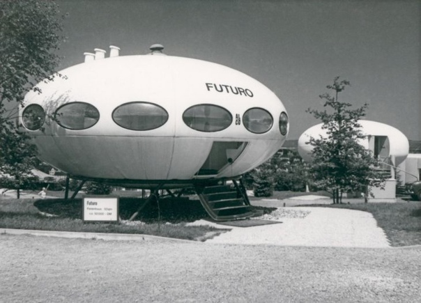 Крошечные дома Футуро в форме НЛО Дома Futuro представляют собой круглые сборные дома, спроектированы Матти Сууроненом, из которых около 100 были построены в конце 1960-х и начале 1970-х годов.