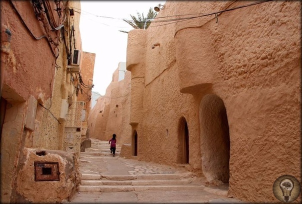 САМОБЫТНАЯ ДОЛИНА МЗАБ. Долина Мзаб расположена примерно в 500 км от столицы Алжира. Хотя эта удивительная долина была заселена более 10 веков назад, с тех пор она практически не изменилась. В
