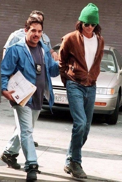 В 1994 году Джонни Депп был арестован, за то, что устроил погром в своем гостиничном номере. Свои действия он оправдывал тем, что пытался убить