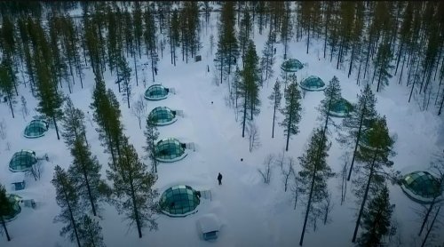 Стеклянные иглу в Финляндии Уникальный туристический комплекс aslauttanen расположен в Финляндии, за полярным кругом. Уникальность его в том, что он состоит из стеклянных иглу, прозрачные стены
