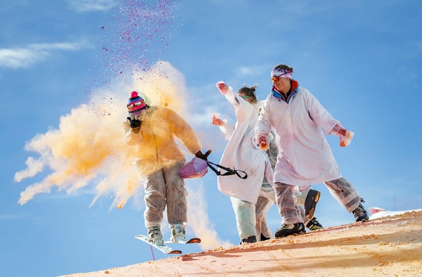 Холи по-швейцарски Лыжники принимают участие в мероприятии Sicolor, Ла-Цума, Швейцария. Идея Siсolor позаимствована у индийского праздника Холи (бенгальский Новый год), он сочетает в себе горные