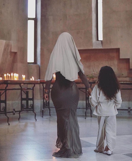 Ким Кардашьян показала новые кадры таинства крещения в Армении Два дня назад Ким Кардашьян, ее старшая сестра Кортни и их дети крестились в Эчмиадзинском монастыре - духовном центре Армянской