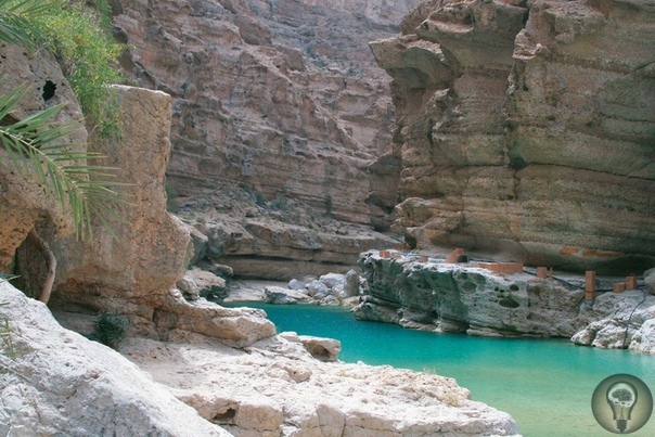 Райский оазис Вади Шааб (Wadi Shab) в пустыне, Оман 