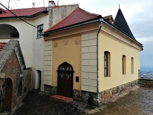 Мукачевский замок «Паланок» один из самых хорошо сохранившихся в Украине Выглядит он как снаружи, так и изнутри ухоженно, видно, что за ним хорошо присматривают. Именно он является главной