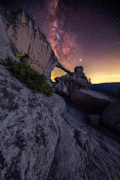 Млечный Путь ярко сияет над скалой, Национальный парк Йосемити