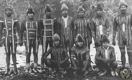 Завещание снежных индейцев Мартовским днем 1923 года 60 индейцев на лодках причалили к берегу пролива Бигла. На Огненной Земле стояло позднее лето, дождь немного стих, и воздух прогрелся до плюс