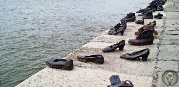 Обувь на берегу (Будапешт, Венгрия). Этот необычный памятник жертвам Холокоста расположен на берегу Дуная, в Пеште (одной из двух частей Будапешта). Вдоль набережной, в 300 метрах от Парламента,