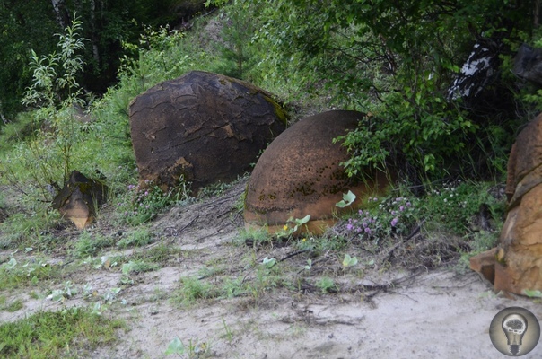 Каменные мячи великанов из Коми Деревня Малое -Галово славится Гальфедьскими камнями. Здесь, на берегу реки Ижмы лежат несколько десятков больших камней от одного до трех-четырех метров в