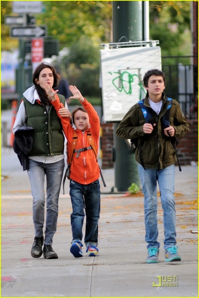 Дженнифер Коннели со старшим сыном Каем. Дженнифер Коннели родила сына Кая Дуган в 1997 году в отношениях с фотографлом Дэвидом Даганом.С 2003 года Дженнифер замужем за актером Полом Беттаном, у