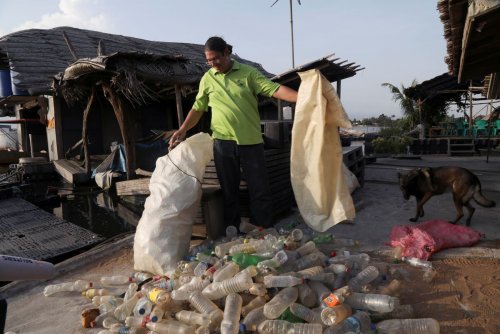 Шикарный отель на острове из пластиковых бутылок Наконец-то появился бизнесмен, который от простой говорильни о вреде пластика для экологии перешел к делу. Французский бизнесмен Эрик Бреккер