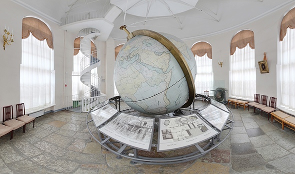 ОТ ГИГАНТСКОГО ГЛОБУСА ДО КУКОЛЬНОЙ ГЕЙШИ 31 января 1714 года в России открылся первый музей. Кунсткамеры - кабинеты исторических, художественных, естественно-научных и других редкостей или
