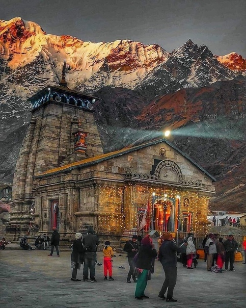 Храм Кедарнатха Один из важнейших и наиболее священных индуистских храмов Шивы. Расположен в Гималаях на высоте 3583 м, в деревне Кедарнатх индийского штата