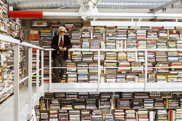 Библиотека Карла Лагерфельда У меня порядка 300 000 книг. И каждый день я читаю по 2-3 часа. И знаете, к чему это привело Я возненавидел современную литературу. Взгляните на Гюнтера Грасса. Его