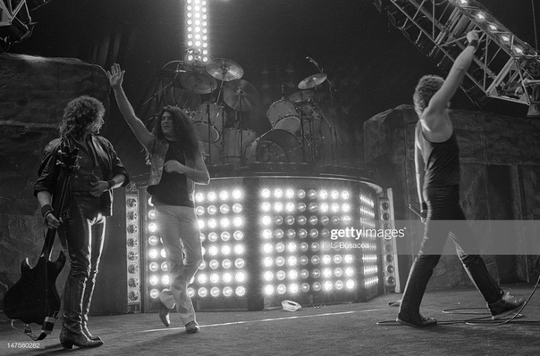 Стоунхендж для Blac Sabbath В 1983 году группа Blac Sabbath поехала в тур с новым вокалистом Иэном Гилланом и материалом нового альбома «Born Again».Само сочетание Sabbath и Гиллана