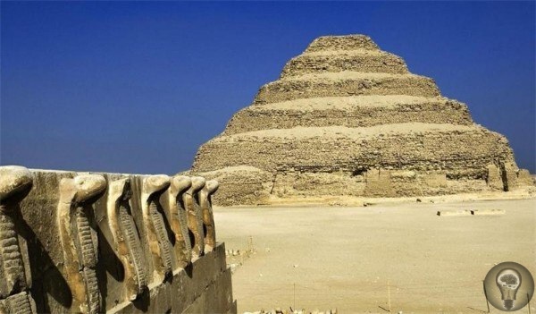 Пирамида Джосера первая пирамида в Египте Пирамида фараона Джосера находится в Саккаре и сегодня является самой древней пирамидой на всей планете. Ее ценность сложно преувеличить, она является