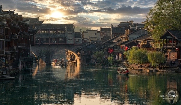 ФЭНХУАН - КИТАЙСКАЯ ВЕНЕЦИЯ НА БЕРЕГАХ РЕКИ ТОЦЗЯН Фэнхуан - это небольшой городок в провинции Хунань на юге Китая расположенный вдоль реки Тоцзян. Приезжают сюда туристы чтобы увидеть