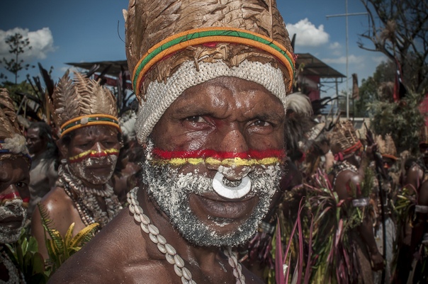 Фото с ежегодного фестиваля Горока Раз в году более сотни народностей собирается на самом крупном и известном мероприятии Папуа Новой Гвинеи фестивале Горока. В рамках этого колоритного события