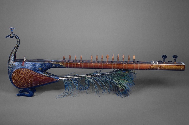 Национальный струнный инструмент таус. Индия, XIX в.