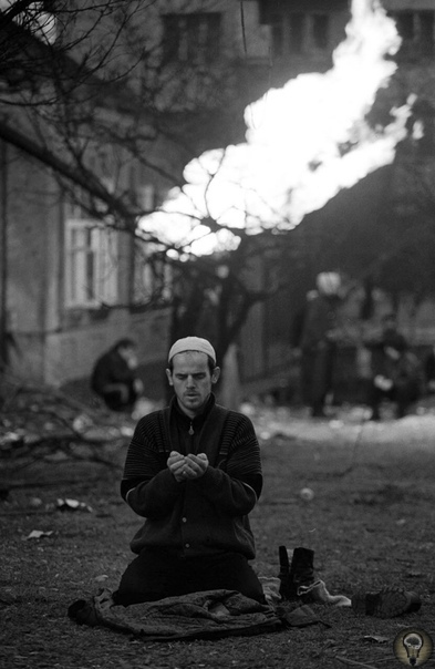 Чеченец молится в Грозном, январь 1995 г