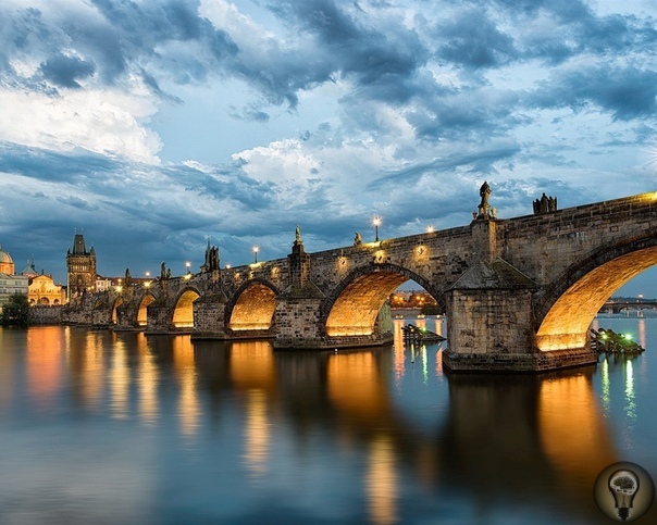 Карлов мост между правдой и мистикой Каменный мост через реку Влтаву получил название Карлов в конце 19 века. Этот второй каменный мост Праги был не только серединой так называемой Королевской