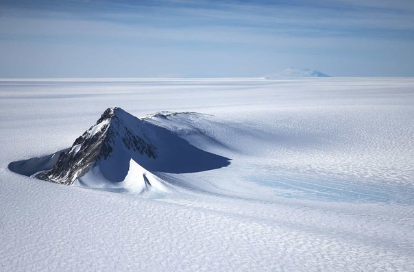 Эта гора возвышается над рельефом западного антарктического ледяного щита