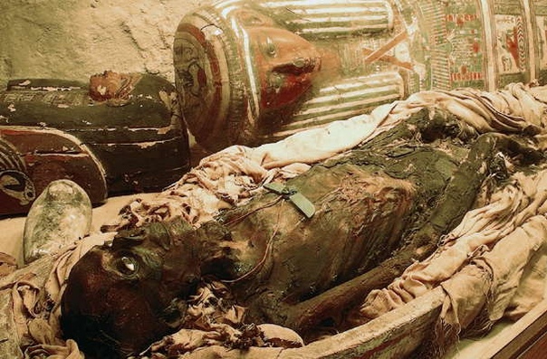 800 ЛЕТ БЕЗУМИЯ: ЗАЧЕМ В ЕВРОПЕ ЕЛИ МУМИЙ Если бы проклятье фараонов существовало, европейская цивилизация давно бы вымерла. Поразительно, как мало почтения люди испытывали к мумиям, и как много