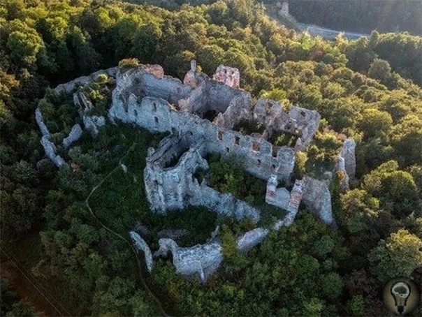 Огромная заброшенная крепость, которая имеет неизвестное происхождение Ружица Град является крупнейшей замковой крепостью в Славонии, Хорватия, площадью более 8000 квадратных метров. Поскольку