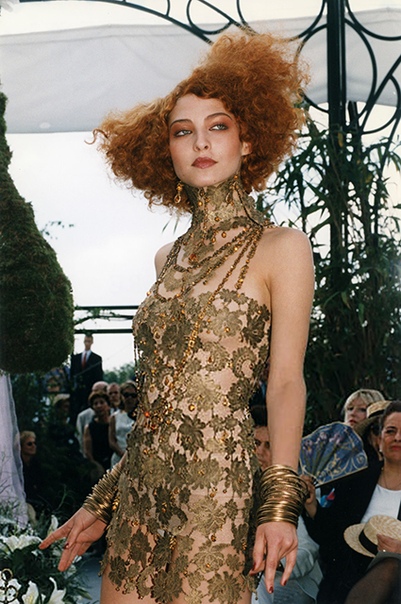 КультПоказ: полуобнаженная Шалом Харлоу и Наоми Кэмпбелл в золоте на кутюрном показе Dior эпохи Джона Гальяно