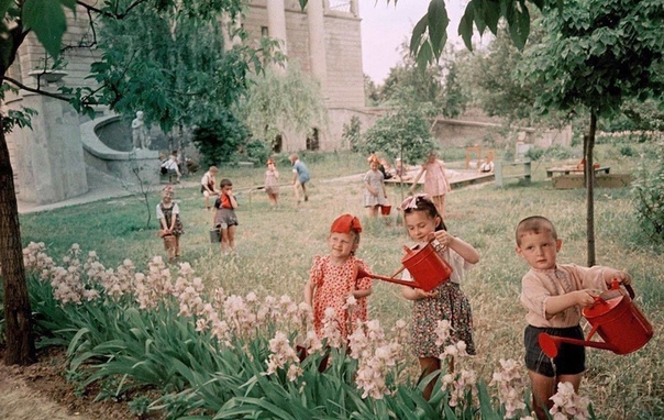 В детском саду завода Арсенал, Киев, 1951 г.... А вы помните свой детский садик .Спасибо за и подписку