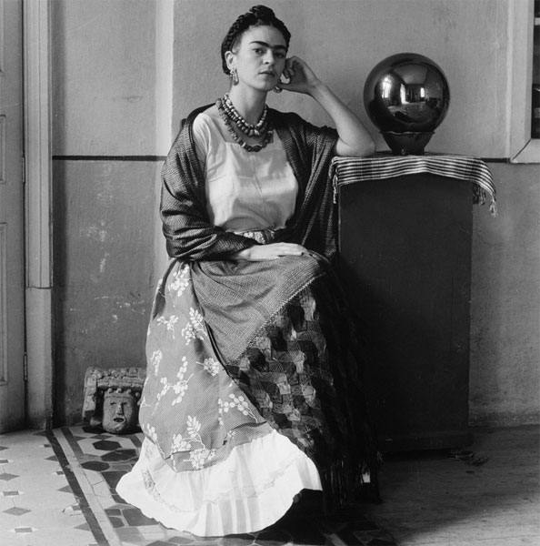 ЛЮБОВЬ И ЖИЗНЬ ВЕЛИКОЙ ФРИДЫ КАЛО. Фрида Кало родилась в Мехико в 1907. Она третья дочь Гулермо и Матильды Кало. Отец - фотограф, по происхождению - еврей, родом из Германии. Мать - испанка,
