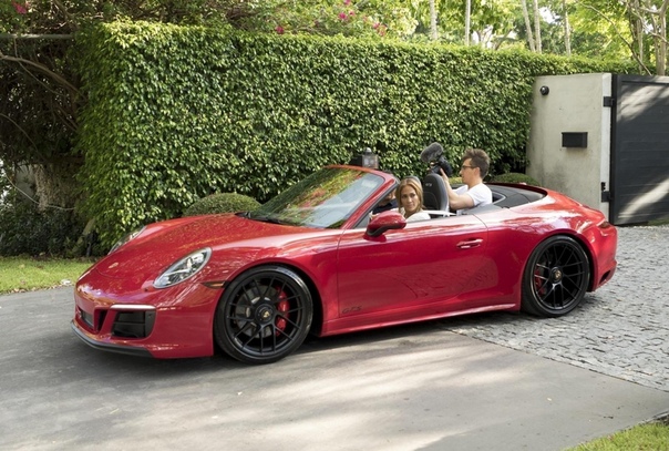 Дженнифер Лопес в золотом платье с глубоким декольте с размахом отметила 50-летие Алекс Родригес подарил своей избраннице красный Porsche за 140 тысяч долларовДженнифер Лопес закатила шумную