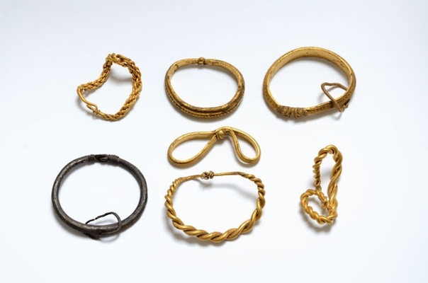 Три археолога-любителя в Ютландии раскопали самую большую коллекцию золота викингов, когда-либо найденную в Дании