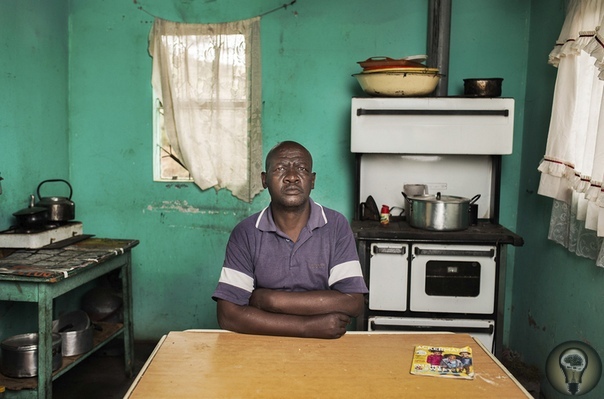 ЦЕНА ЗОЛОТА. Ч.-3 1. Бэнгумзи Балакази, 61 год, живет в Педди, провинция Восточный Кейп, ЮАР. Проработал на шахтах 25 лет, пока ему не диагностировали силикоз. Ему выдали компенсацию в размере