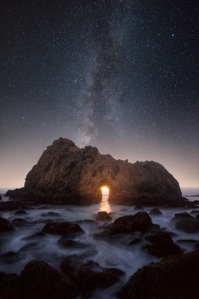 Луна светит сквозь арку скалы eyhole Roc в Калифорнии